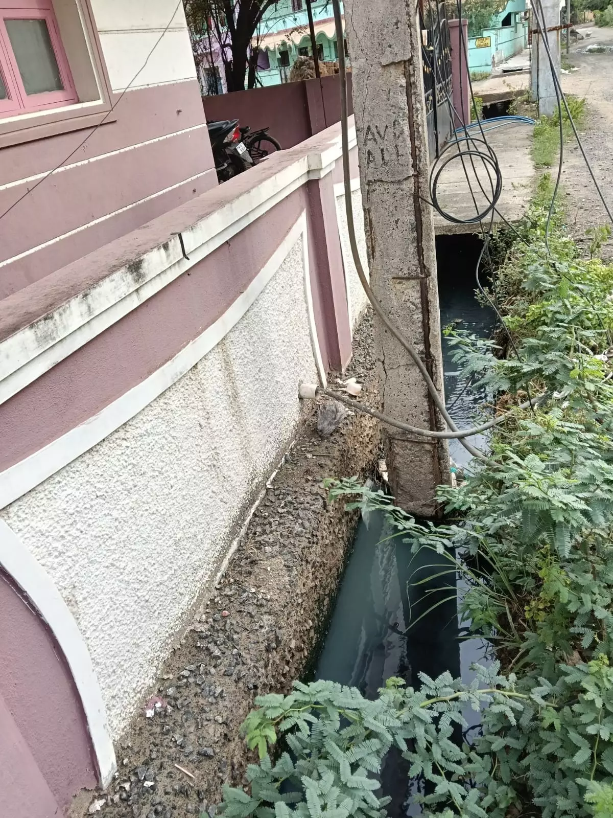 கழிவுநீர் சூழ்ந்த மின்கம்பம் கழிவுநீர் சூழ்ந்த மின்கம்பம்