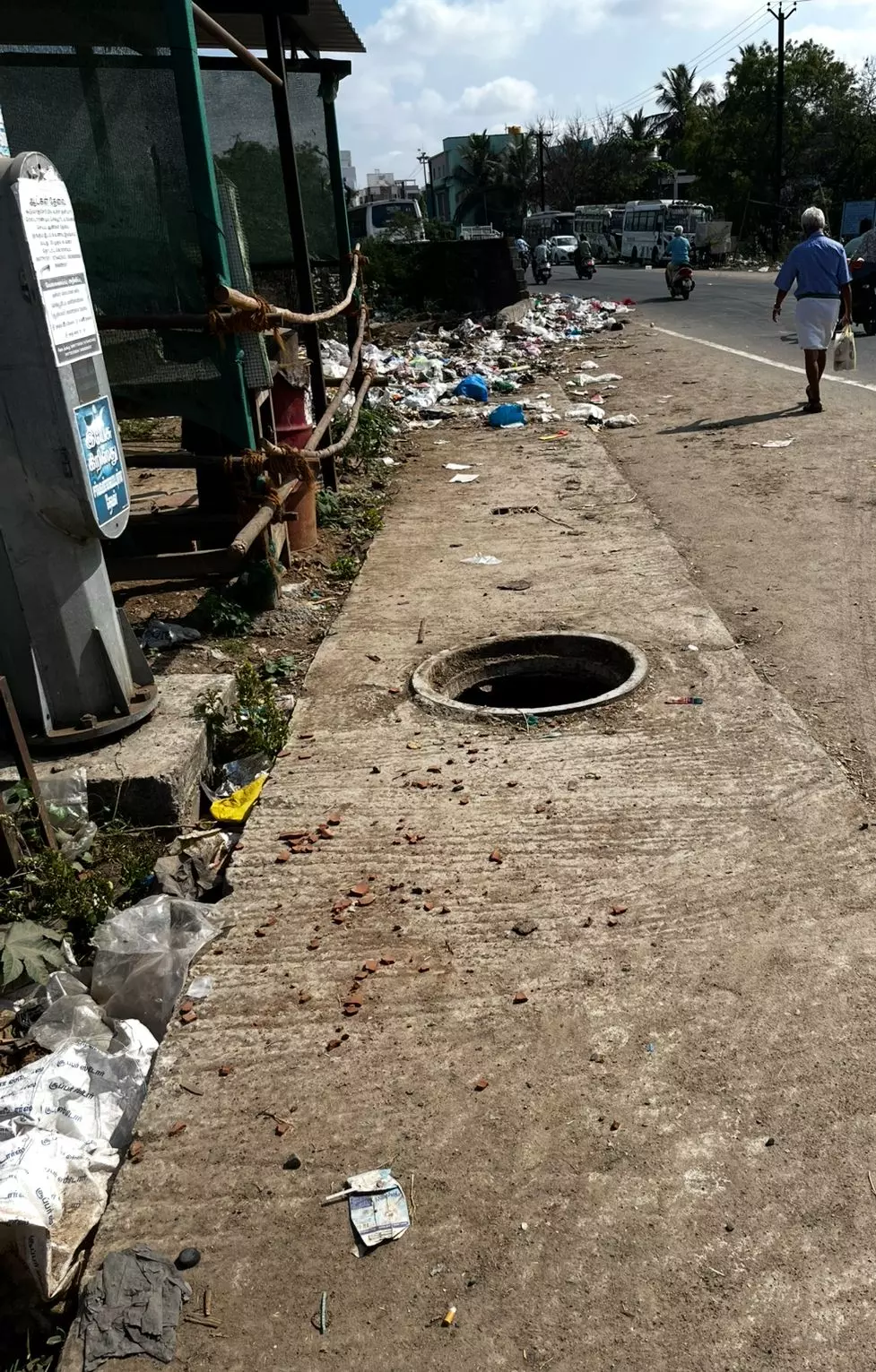 பாதாள சாக்கடை மூடியை காணவில்லை பாதாள சாக்கடை மூடியை காணவில்லை