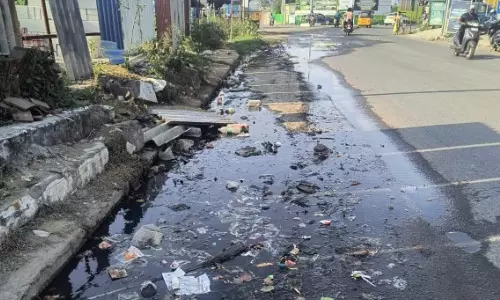சாலையில் ஓடும் கழிவு நீர்
