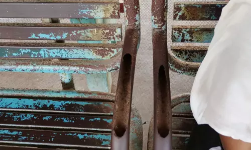 சேதமடைந்த இருக்கைகள்