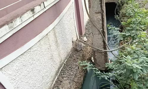 கழிவுநீர் சூழ்ந்த மின்கம்பம்