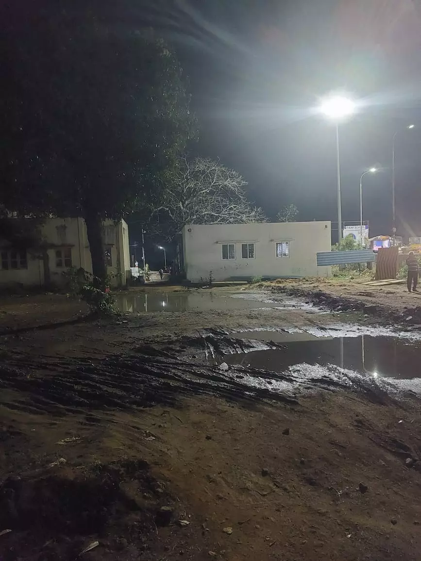 மழைநீர் தேங்கும் மண்பாதை மழைநீர் தேங்கும் மண்பாதை