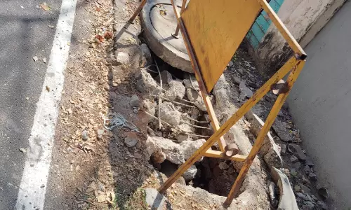 சேதமடைந்த கழிவுநீர் கால்வாய் மூடி சேதமடைந்த கழிவுநீர் கால்வாய் மூடி