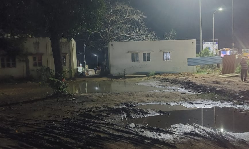 மழைநீர் தேங்கும் மண்பாதை மழைநீர் தேங்கும் மண்பாதை