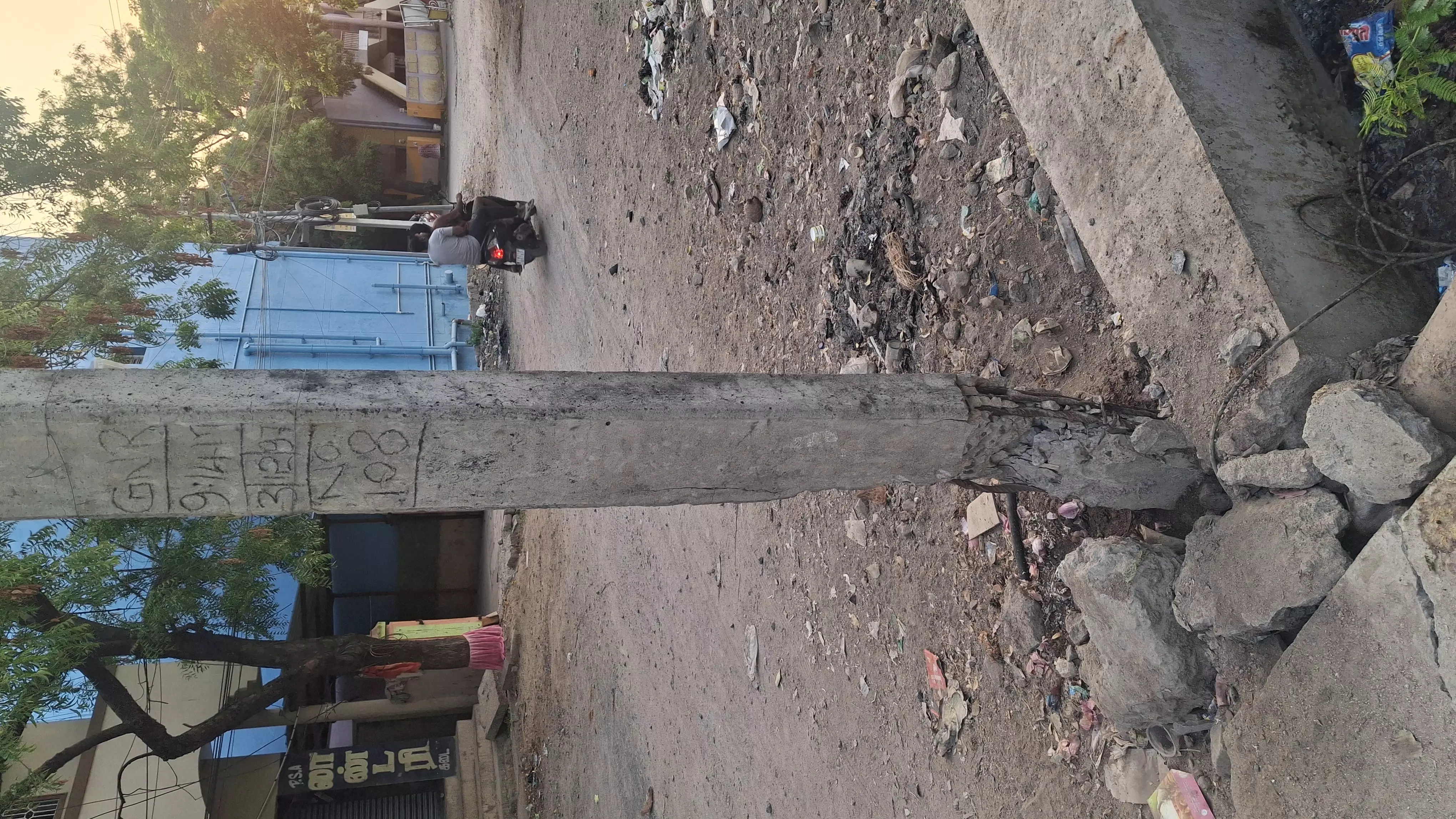 சேதமான மின்கம்பம்