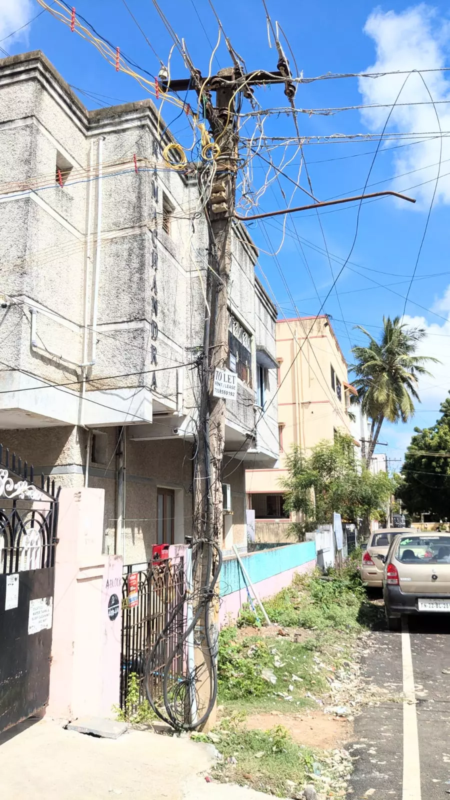 எலும்புக்கூடான மின்கம்பம்