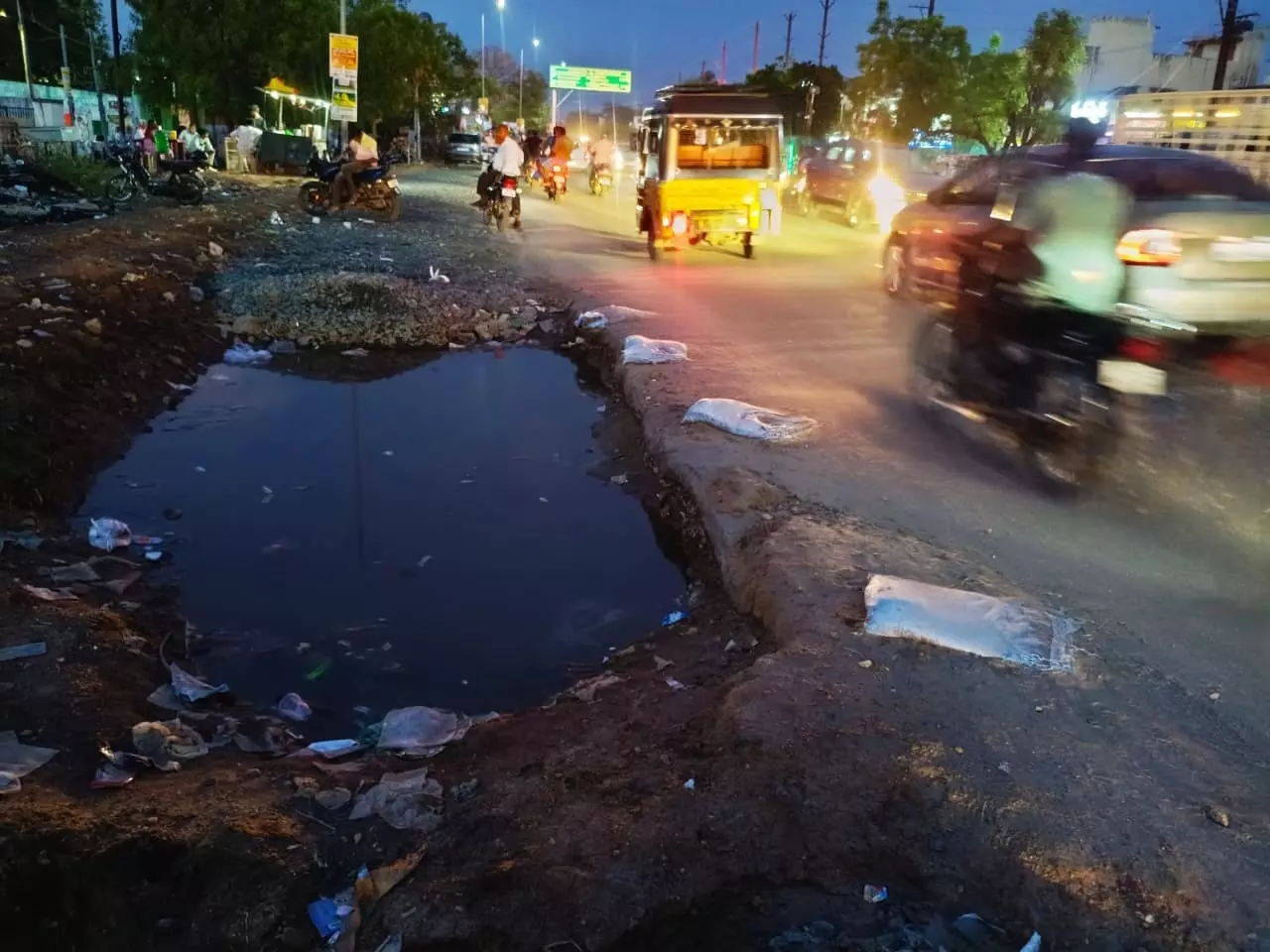 சாலையோரம் ஆபத்தான பள்ளம்