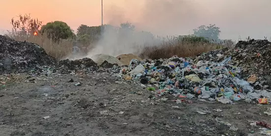 குப்பைகளை எரிப்பதால் மக்களுக்கு பாதிப்பு குப்பைகளை எரிப்பதால் மக்களுக்கு பாதிப்பு