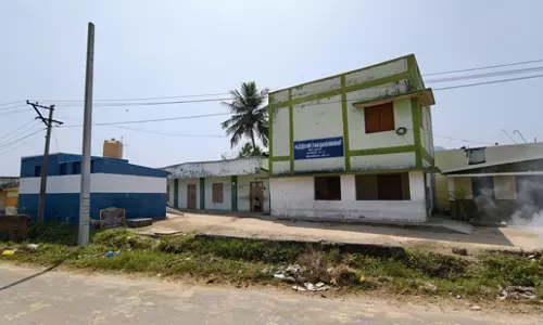 பள்ளி, அங்கன்வாடிக்கு சுற்றுச்சுவர் அமைக்க வேண்டும்