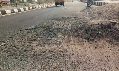 அணுகுச்சாலையில் ஆபத்தான பள்ளம்