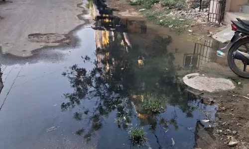 சாலையில் ஓடும் கழிவுநீர்