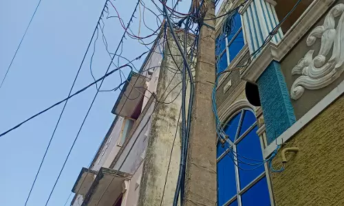 பயம்காட்டும் மின்வயர்கள்