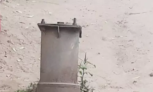 போக்குவரத்துக்கு இடையூரான அடிபம்பு