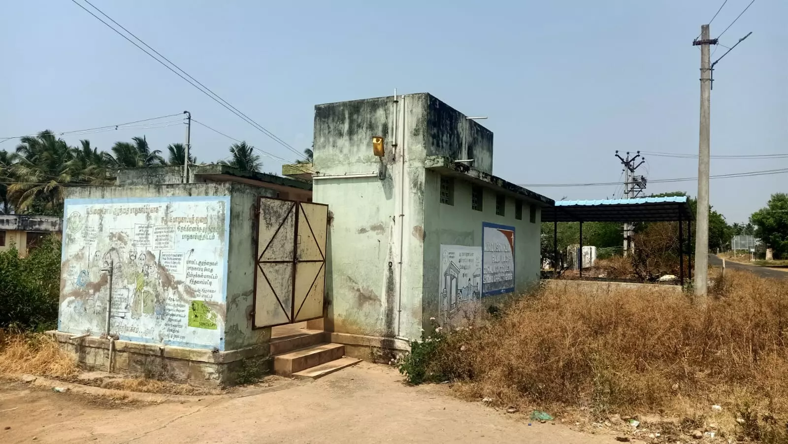 பூட்டிக்கிடக்கும் சுகாதார வளாகம்