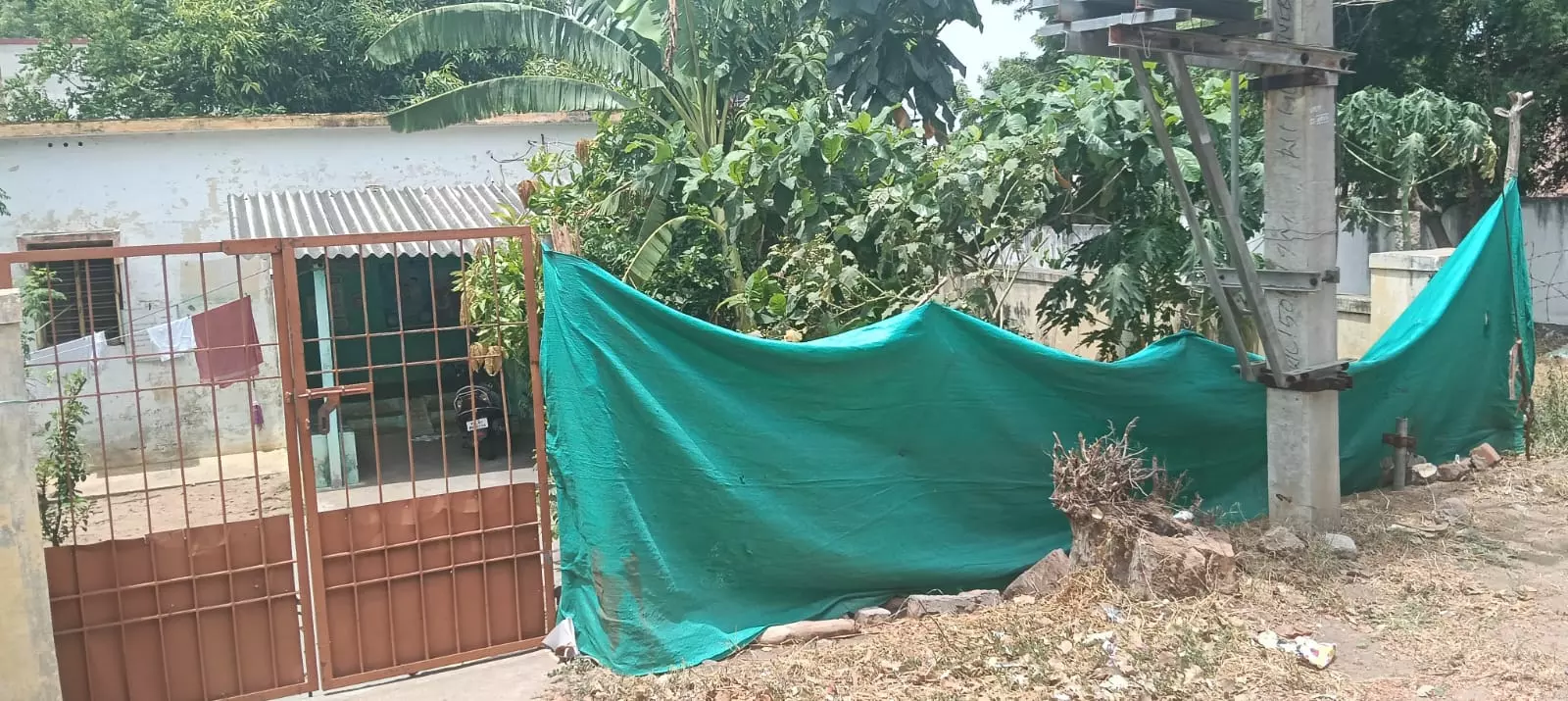 புதிய சுற்றுச்சுவர் கட்டிக் கொடுக்க வேண்டும்