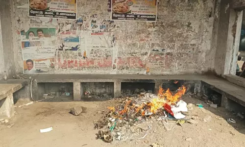 பஸ் பயணிகள் நிழற்கூடத்தை சீரமைக்க வேண்டும்
