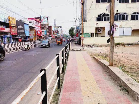 நடைபாதையில் திறந்த நிலையில் கழிவுநீர் கால்வாய்