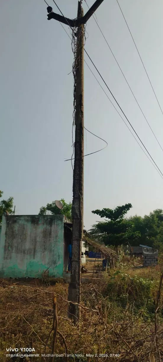 மின்கம்பங்களை மாற்றி அமைக்க வேண்டும்