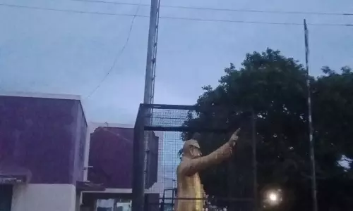 பயனற்று கிடக்கும் உயர் கோபுர மின்விளக்குகள்