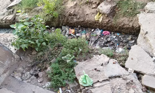 சாக்கடை கால்வாயில் அடைப்பு