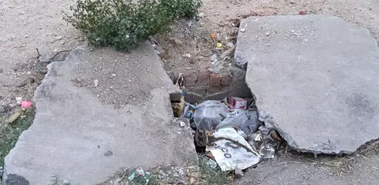 குடிநீர் குழாய் இணைப்பில் சிமெண்டு சிலாப் சேதம் குடிநீர் குழாய் இணைப்பில் சிமெண்டு சிலாப் சேதம்