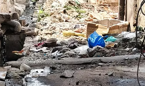 கழிவுநீர் கால்வாயில் குவியும் குப்பைகள்