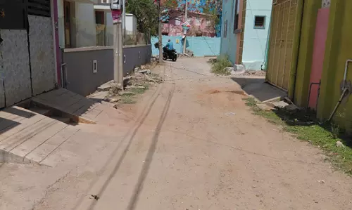 குண்டும் குழியுமான சாலைகள்