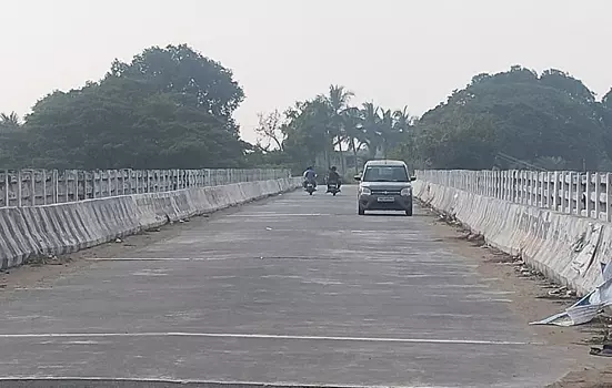 மேம்பாலத்தில் மின் விளக்கு அமைக்கப்படுமா?