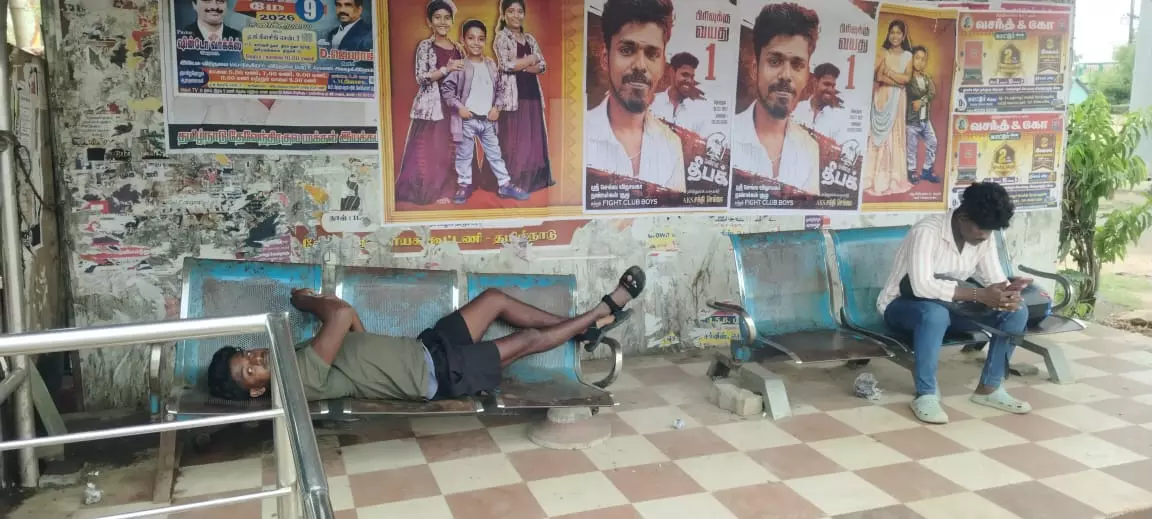 சேதமடைந்துள்ள இருக்கைகள்