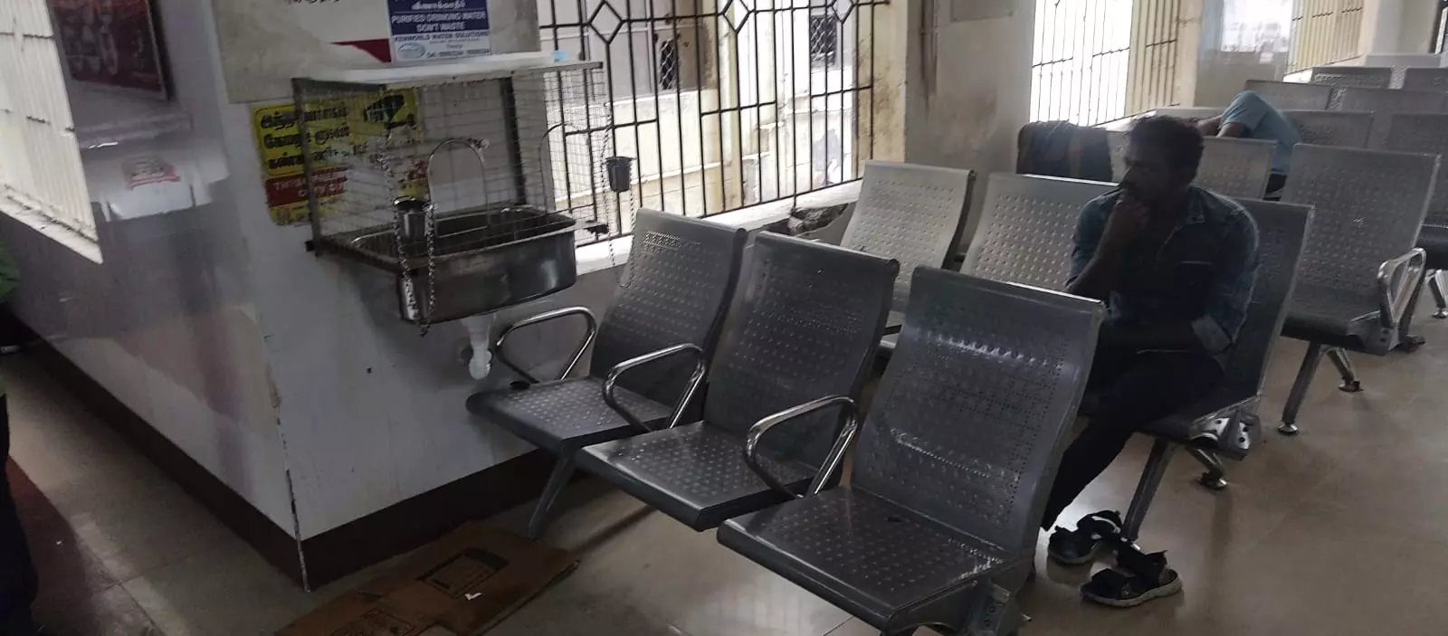 இடையூறாக உள்ள குடிநீர் குழாய் இடையூறாக உள்ள குடிநீர் குழாய்