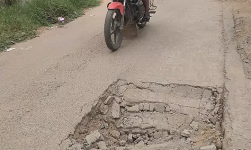 சாலையில் அபாய குழி