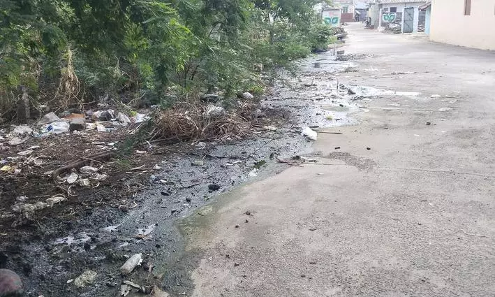 சாலையில் தேங்கி நிற்கும் கழிவு நீர்