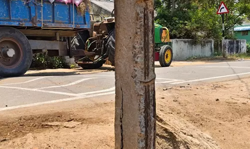 மின்கம்பம் சேதம்