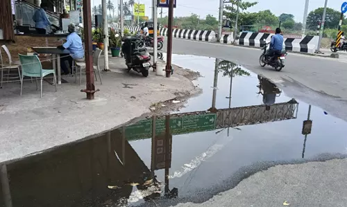 சாலையில் வழிந்தோடும் கழிவுநீர் சாலையில் வழிந்தோடும் கழிவுநீர்