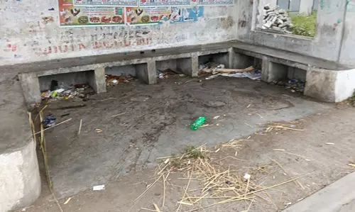 பயணிகள் நிழற்கூடத்தை சுத்தம் செய்வார்களா?