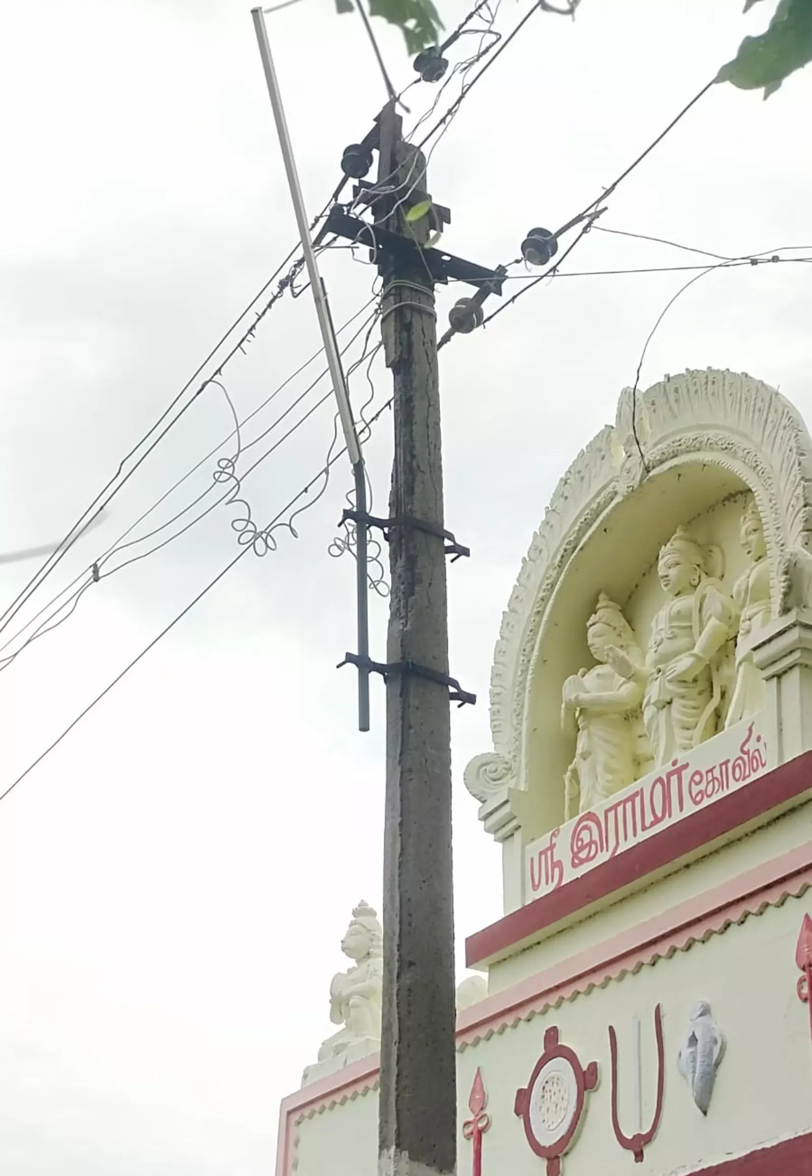 ஆபத்தான மின்கம்பம் ஆபத்தான மின்கம்பம்