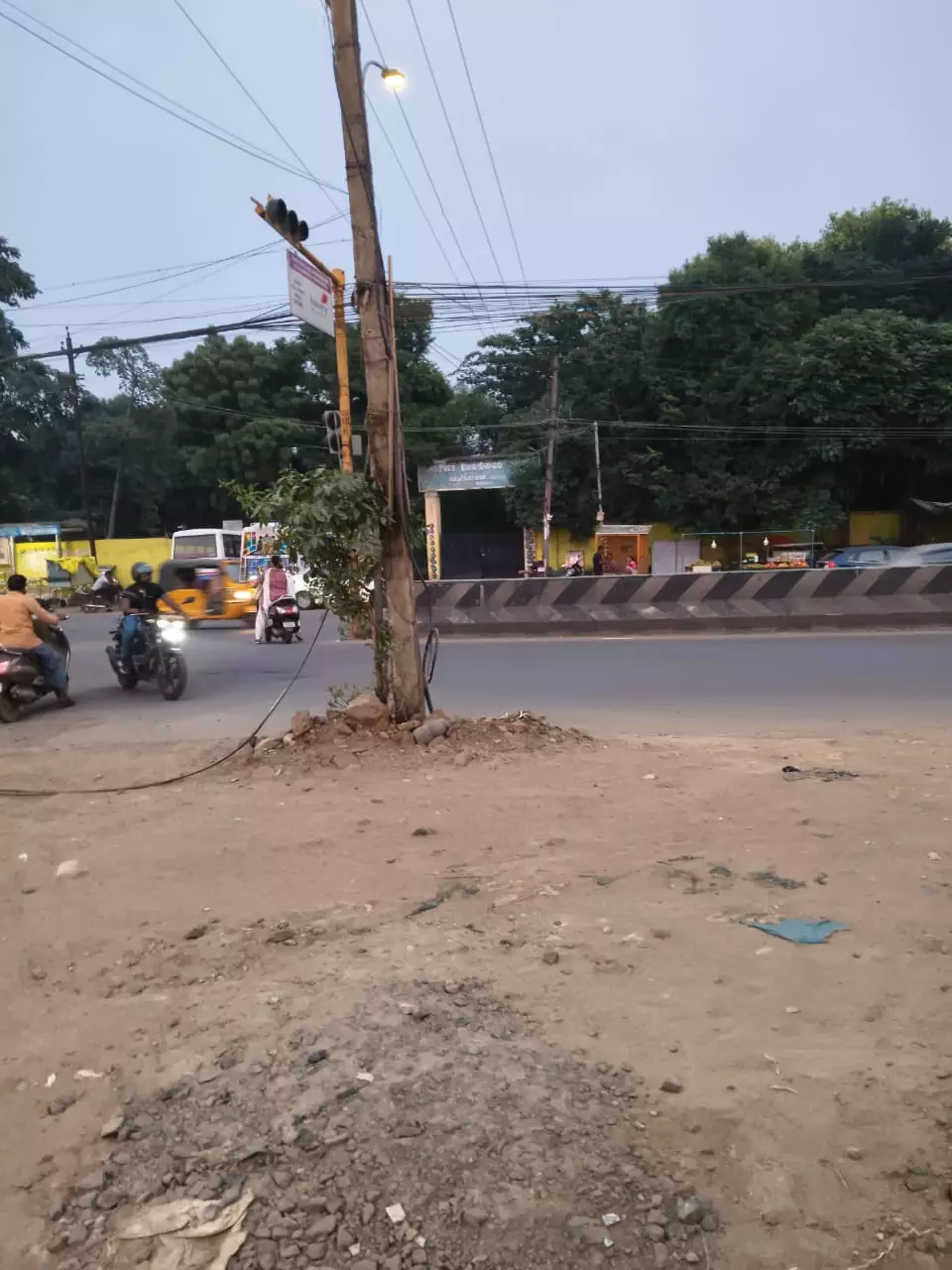 சேதமடைந்த மின்கம்பம் சேதமடைந்த மின்கம்பம்