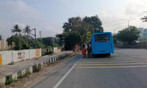 பஸ் நிறுத்தம் அமைக்கப்படுமா? பஸ் நிறுத்தம் அமைக்கப்படுமா?