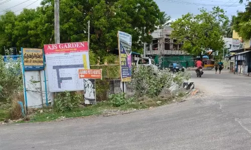 பதாகைகள் அகற்றப்படுமா?