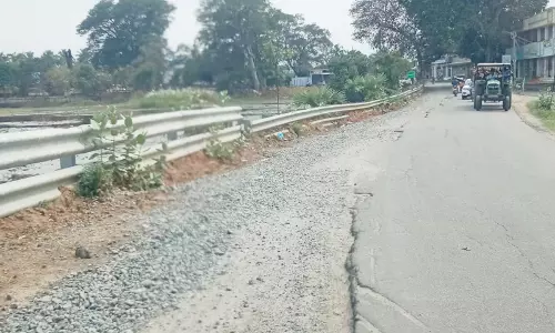 குண்டும் குழியுமான சாலை