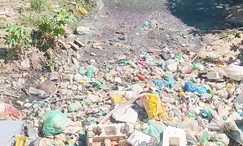 ஓடையில் குவிந்த குப்பைகள் ஓடையில் குவிந்த குப்பைகள்