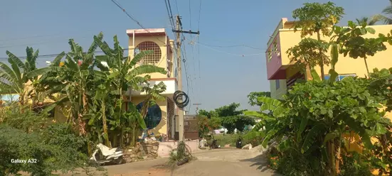 சாலையின் நடுவே மின்கம்பம்