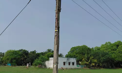 சேதமடைந்த மின்கம்பம்
