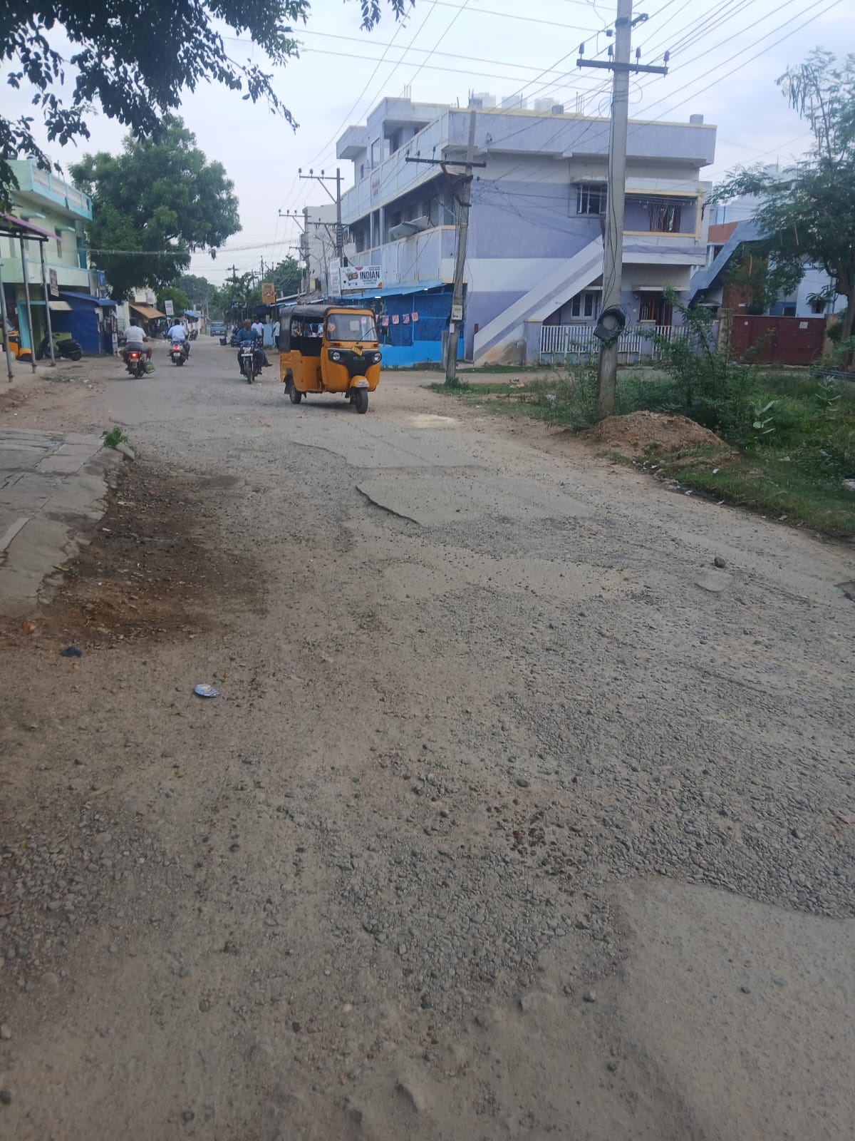 குண்டும், குழியுமான சாலை