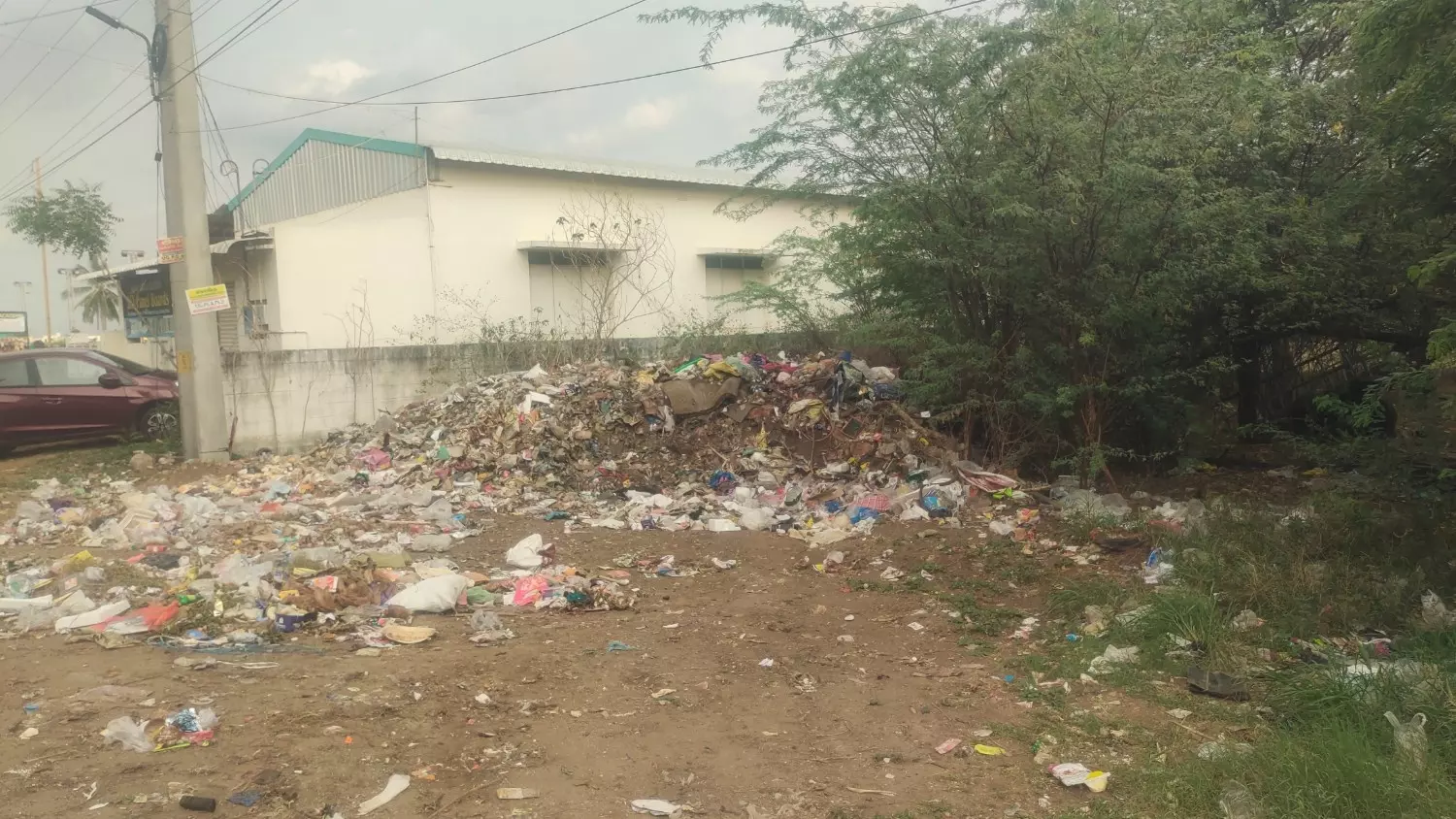 மலைபோல் குவிந்துள்ள குப்பைகள் மலைபோல் குவிந்துள்ள குப்பைகள்