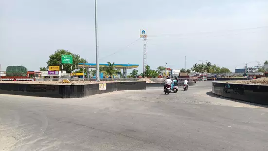 ரவுண்டானா சுற்றுச்சுவரால் விபத்து ரவுண்டானா சுற்றுச்சுவரால் விபத்து