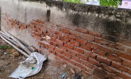 பழுதான சுற்றுச்சுவர் பழுதான சுற்றுச்சுவர்