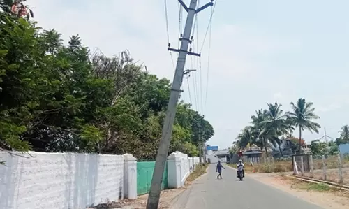விழத்துடிக்கும் மின்கம்பம்