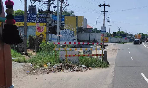சாலையில் விழுந்து கிடக்கும் இரும்பு தடுப்புகள்