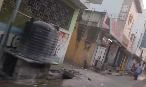 சாய்வாக இருக்கும் குடிநீர் தொட்டி